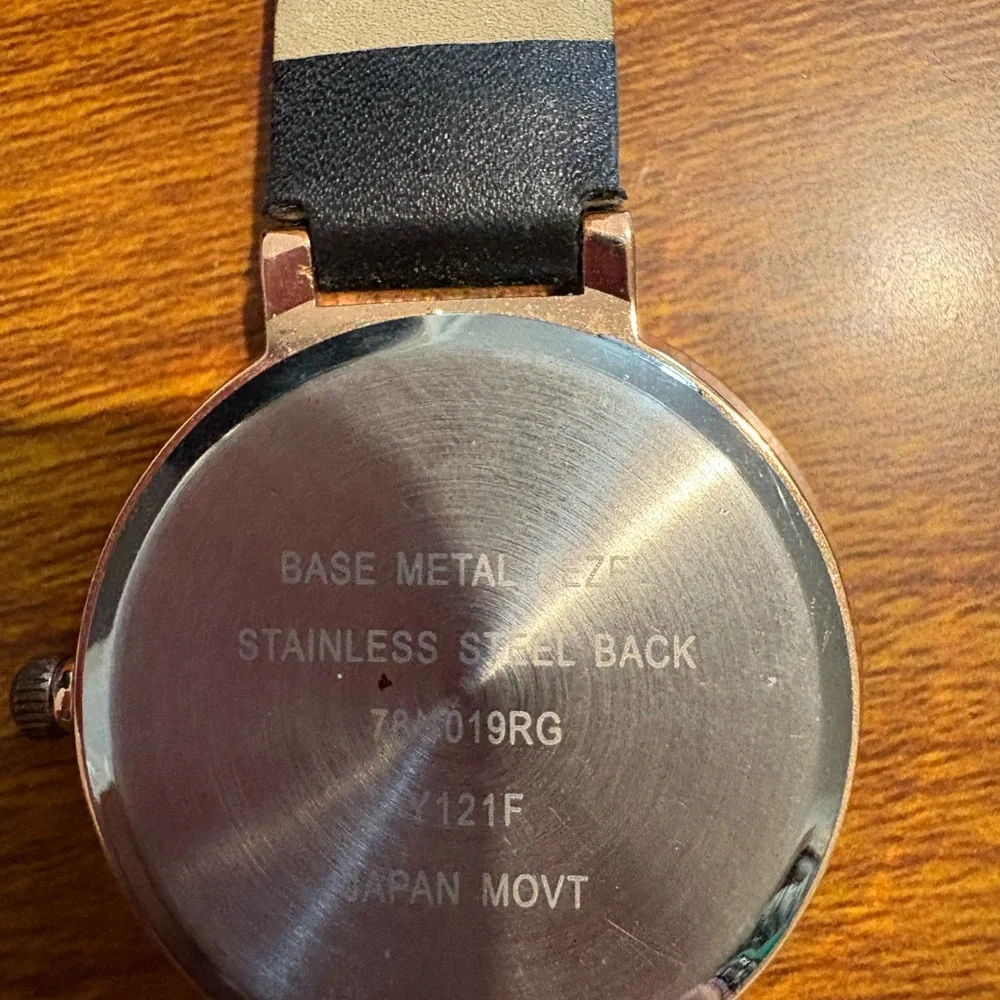 Black and‎ Gold Watch needs battery